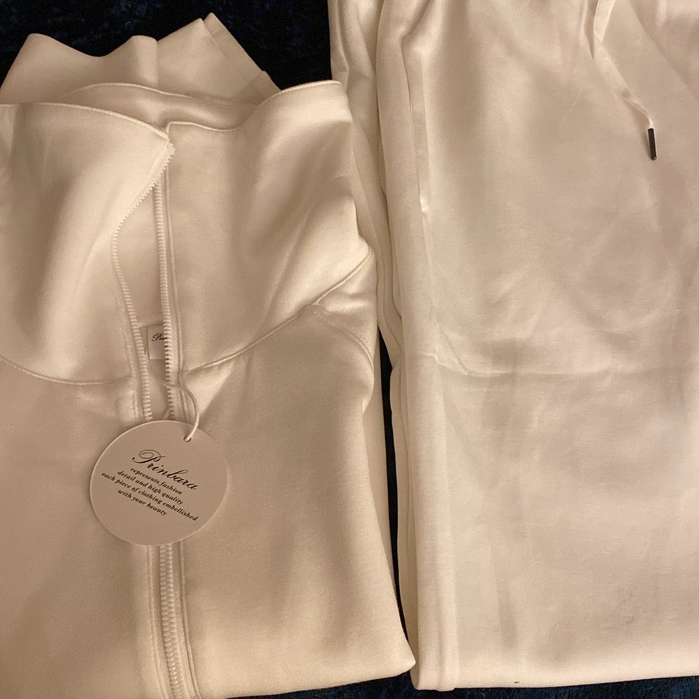 I’m selling this set of new white pant&sweater